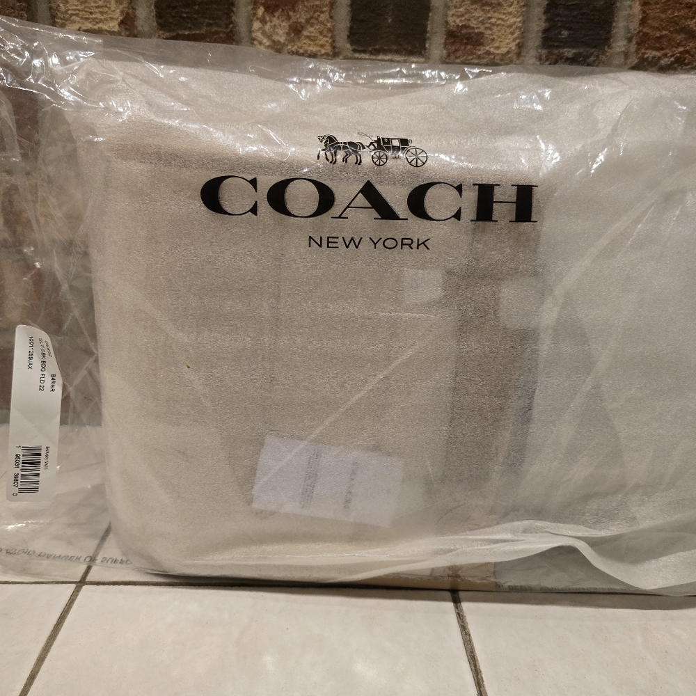 NWT Coach Field Tote 22 With Colorblock Ivory Multi Leather and Coach Badge - Picture 11 of 11